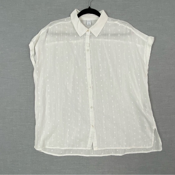 Old Navy Tops - Old Navy White Eyelet Sleeveless Button-Up Shirt Sz Large